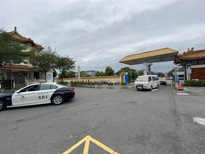 新北市警局派遣警车护送沈女遗体到新北市立殡仪馆。（新北市警察局提供）