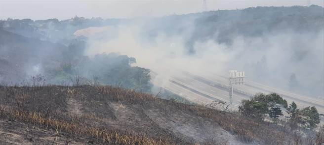 苗栗县后龙镇南港里赤土崎妈灵宫附近公墓，4日中午传出火警，苗栗县消防局赶往扑灭火势。（苗栗县消防局第2大队提供／谢明俊苗栗传真）