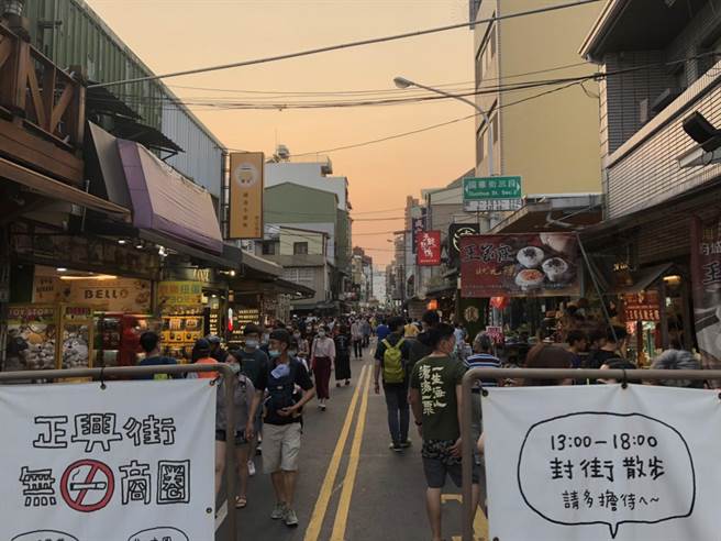 台南市国华路与正兴街商圈在清明连假涌现人潮。（程炳璋摄）