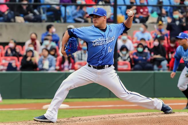 富邦悍将先发投手邦威仅投4局，疑似因身体不适提前退场。（陈麒全摄）