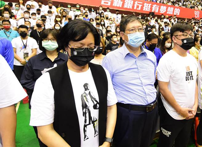 彰化县长王惠美和新竹县长杨文科为默哀太鲁阁号死伤默哀。（吴敏菁摄）