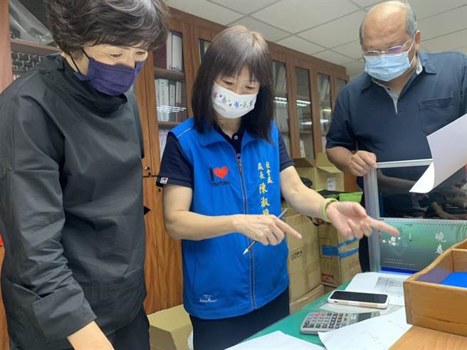 台东县长饶庆铃（左）将捐赠1个月所得给太鲁阁出轨意外的「一户一社工」计画。（台东县政府提供／蔡旻妤台东传真）