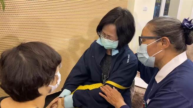 台东县长饶庆铃前往台东殡仪馆慰问家属，场面十分哀戚。（本报资料照片）