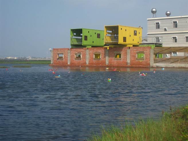 云林县口湖乡成龙溼地「赏鸟墙货柜屋」展开重建，打造特色赏鸟基地。（观树教育基金会提供／张朝欣云林传真）