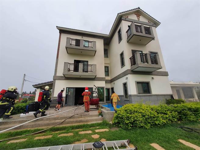 金門金沙鎮陽翟1棟透天民宅今天下午失火，縣消防局出動5車24人趕往搶救。（金門縣消防局提供）