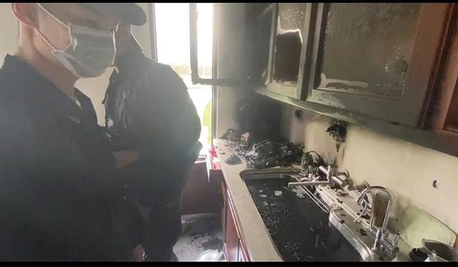 火警現場僅茶水間燒毀2平方公尺，並無人傷亡之一。（金門縣消防局提供）