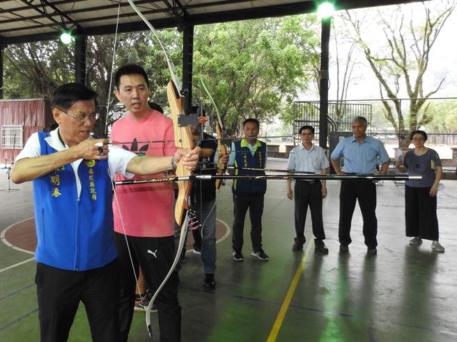 南投縣長林明溱，嘗試彎弓射箭。（南投縣政府提供／廖志晃南投傳真）