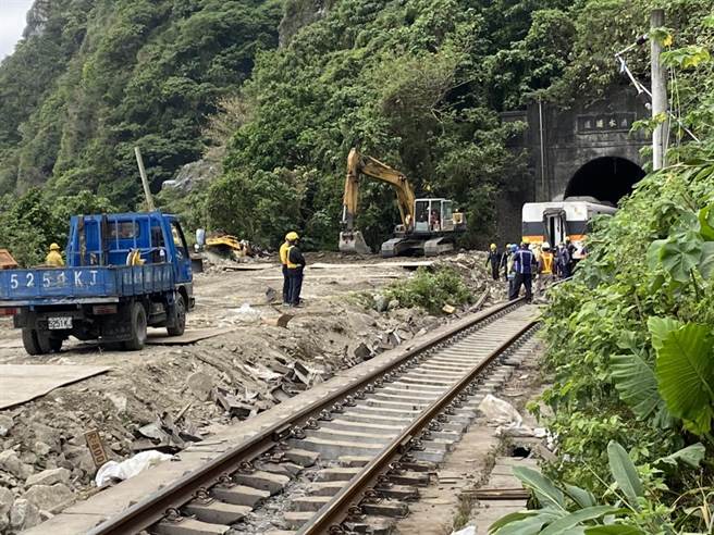 卡在隧道内的第4节车厢一半车体已拖离隧道口。（罗亦晽摄）