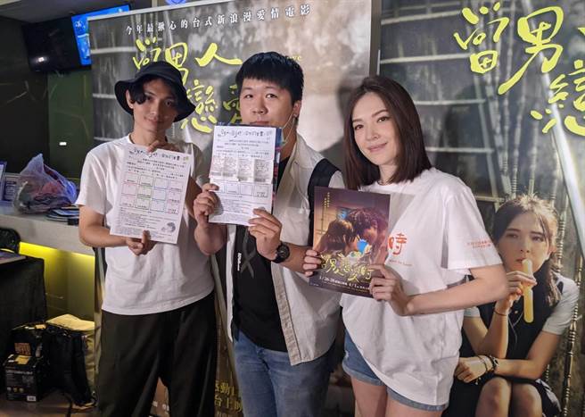 导演殷振豪、许玮宁在台中出席《当男人恋爱时》映后活动。(金盏花大影业提供)