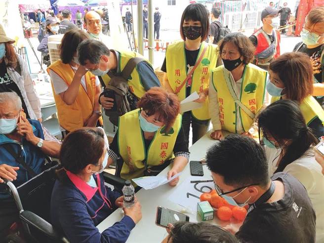 國泰人壽啟動快速理賠的關懷機制，有保戶一家四口返鄉掃墓，倖存者張太太在國泰志工陪伴下，處理後續事宜。(國泰人壽提供)