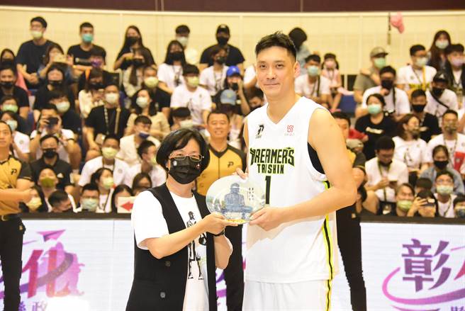 田垒引退赛，彰化县长王惠美在赛前自致赠纪念品送予田垒，感谢他为臺湾篮球发展所作出的贡献。（吴敏菁摄）