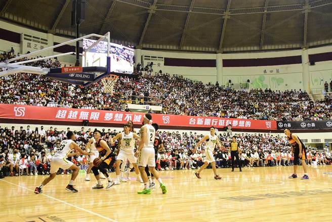 彰化地主队「福尔摩沙台新梦想家」对战「新竹攻城狮」。（吴敏菁摄）