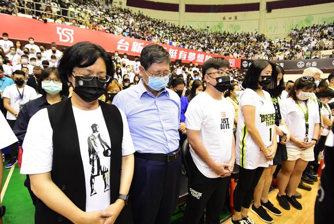 赛前为太鲁阁号伤亡默哀。（吴敏菁摄）