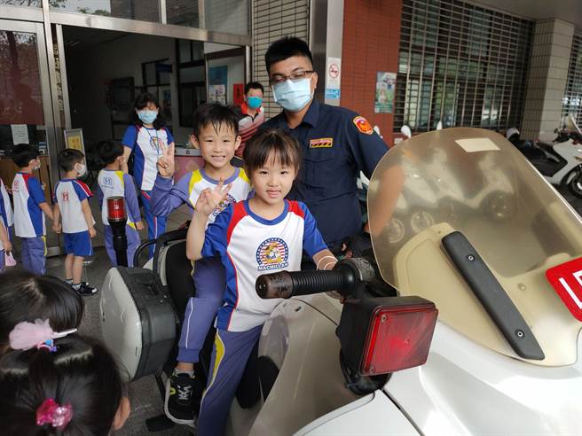 小朋友坐上警用重型机车，感到很开心。（警方提供／林瑞 益高雄传真）