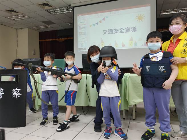 小朋友对于能接触警用的枪械、盾牌与防弹背心，都觉得很新鲜。（警方提供／林瑞益高雄传真）