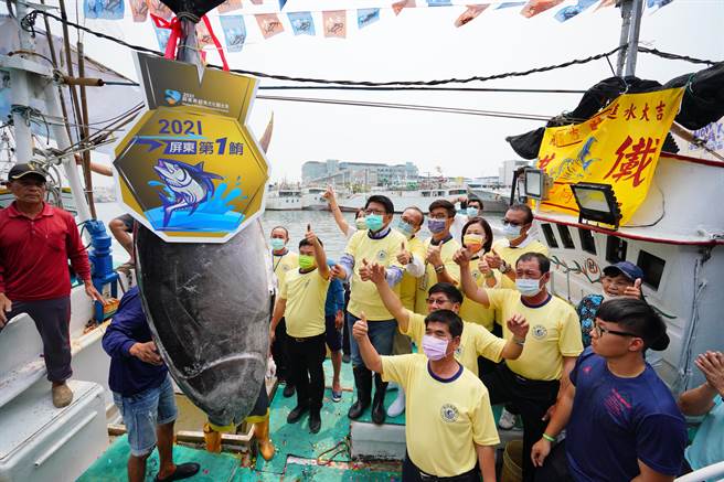 飨宾餐旅集团标下由「满吉财号」捕获重量193.4公斤的「全台第一鲔」。（飨宾提供）