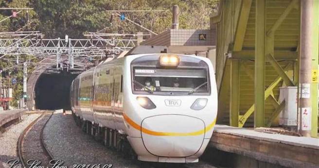 台铁太鲁阁号408次最后身影被铁道迷拍下，司机员袁淳修（右）正认真执勤。（图／摘自铁道迷林劭劭YouTube）