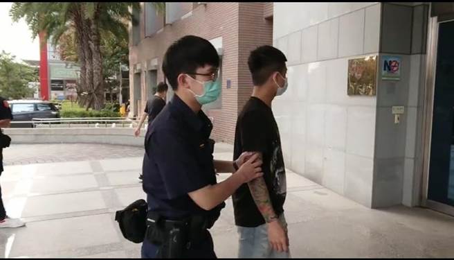 台中市4日下午發生一起行車糾紛當街鬥毆案，警方火速到場，全數帶回警局嚴辦。（民眾提供／盧金足台中傳真）