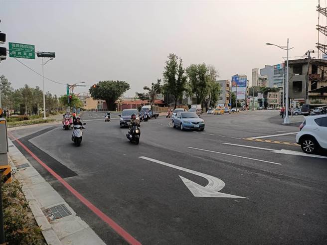 台中市復兴东1街现行道路呈多叉路型态，地方人士反映自今年2月10日开通后，交通事故频传。（读者提供／张妍溱台中传真）