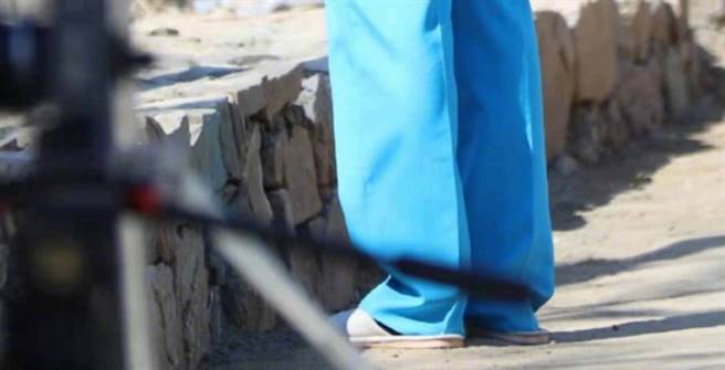 舒淇穿西装搭拖鞋，随兴又不失女王霸气。(图/ 摘自微博)