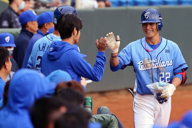 富邦悍将李宗贤「以为」敲出全垒打后回来与队友击掌。（陈麒全摄）