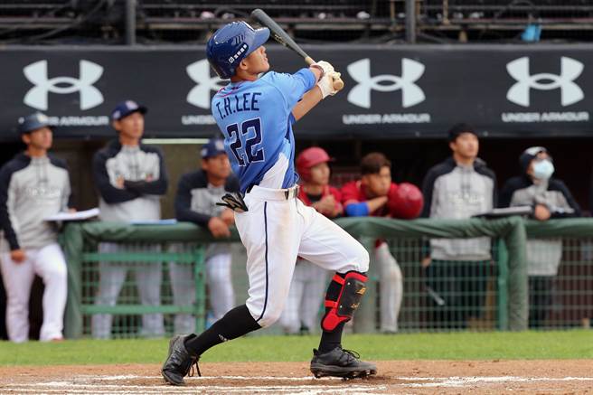 富邦悍将李宗贤在7局上敲出左外野深远飞球，最后改判为界外球。（陈麒全摄）