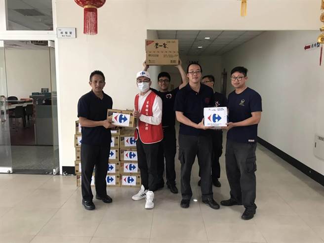 家乐福全力提供物资支援救助花莲太鲁阁火车意外。（家乐福提供）