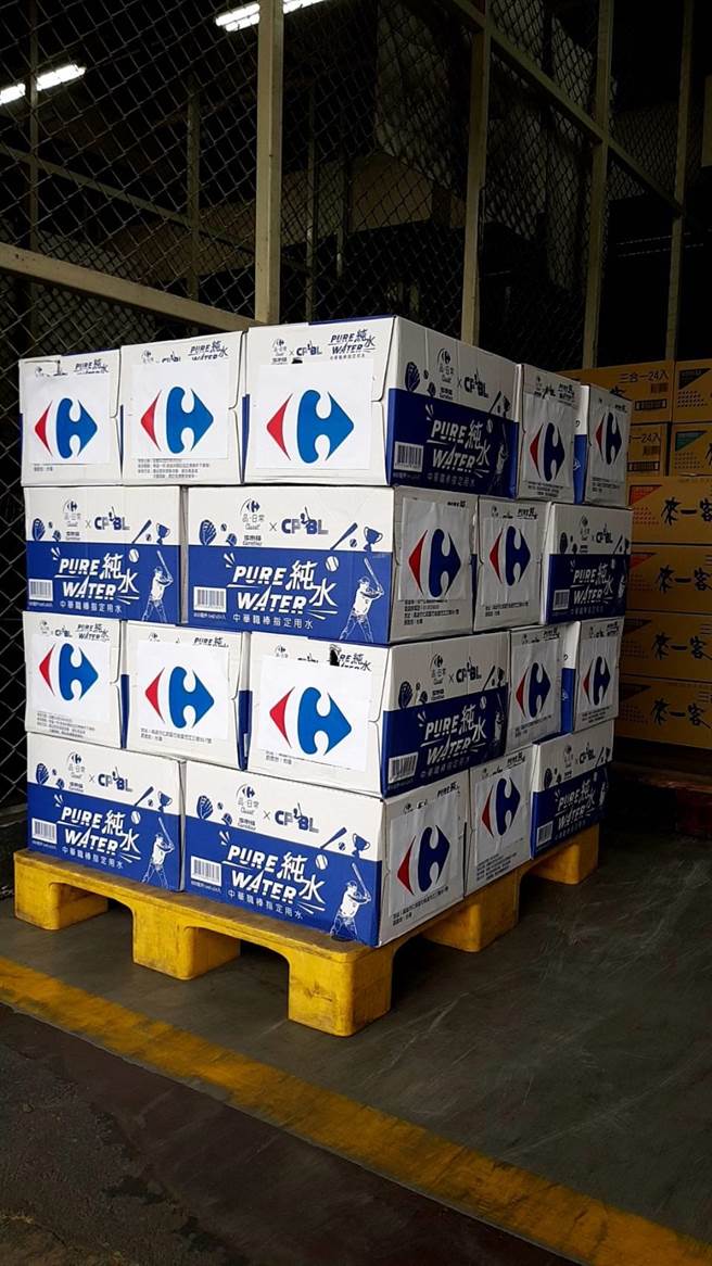 家乐福全力提供物资支援救助花莲太鲁阁火车意外。（家乐福提供）