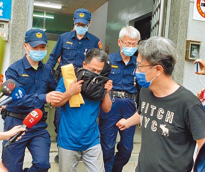 李義祥3日以50萬元交保後，快速走出地院，且用包包遮著半張臉，面對記者詢問，全程不發一語。（圖/羅亦晽攝）