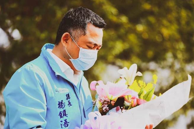 哀悼台铁太鲁阁号意外事故，金门县长杨镇浯捐出1个月薪水协助善后。（摘自杨镇浯脸书）