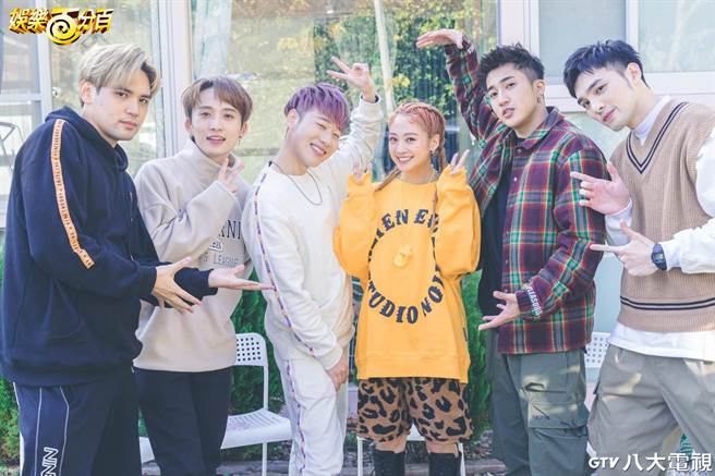 「叮咚五坚情」第三季邀请鬼鬼（右三）担任首位来宾，左起陈零九、邱锋泽、赖晏驹、娄峻硕、黄伟晋。（八大综合台提供）