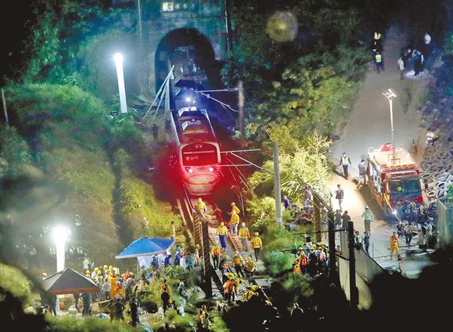 台鐵408次太魯閣號列車發生出軌意外，造成2名台南市民不幸罹難，市府社會局已成立社會救助金專戶接受捐款。（本報資料照片）