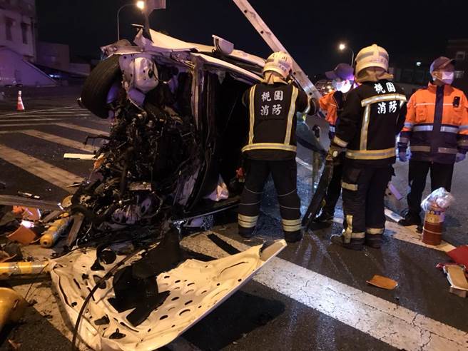 国道2号4.4公里东向9时2分获报发生车祸，1驾驶受困疑似失去意识。（翻摄照片／赖佑维桃园传真）