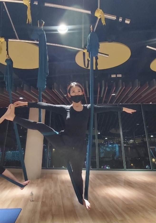星卉最近迷上空中瑜伽。（摘自脸书）