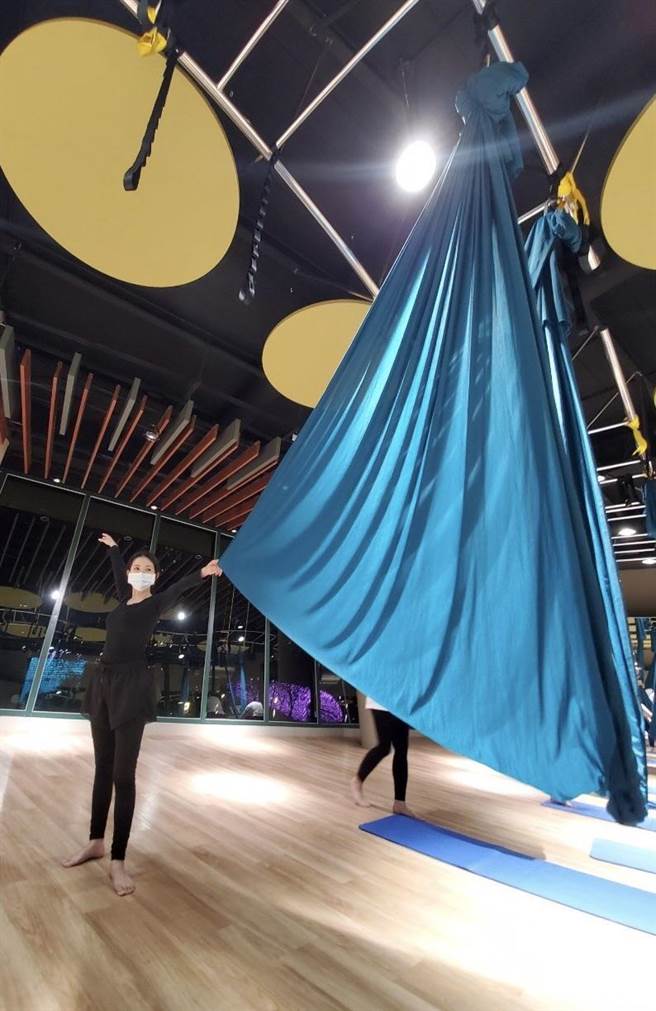 星卉最近迷上空中瑜伽。（摘自脸书）