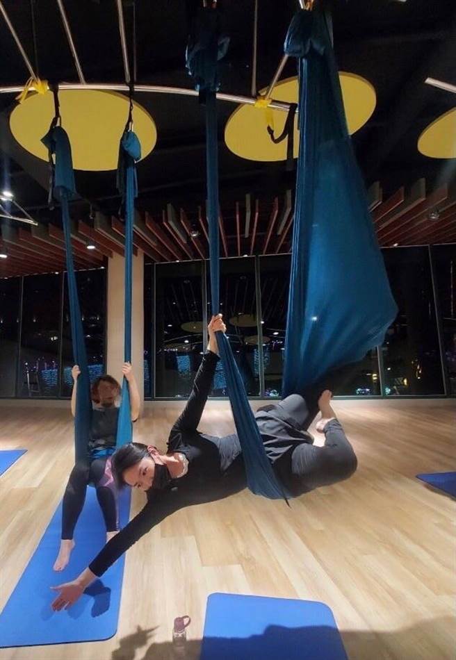 星卉最近迷上空中瑜伽。（摘自脸书）