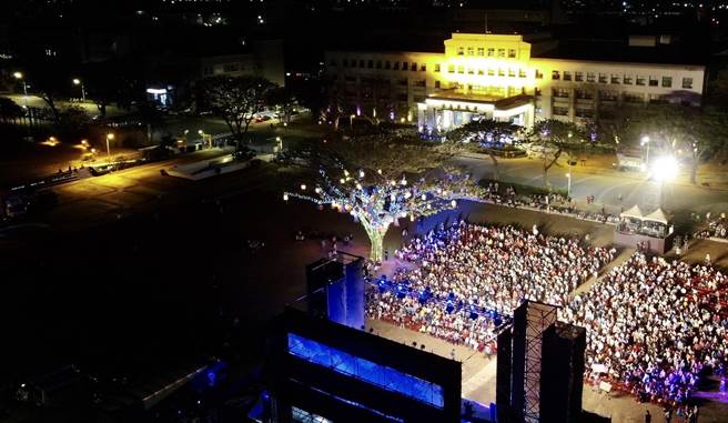 紙風車劇團兒童節在嘉義縣政府前演出，現場湧入超過3000名觀眾，座無虛席。（嘉義縣政府提供／張亦惠嘉縣傳真）