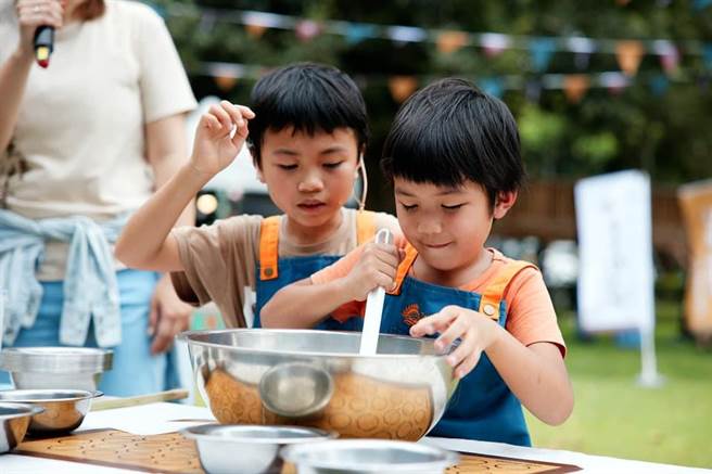 台东慢食节首度移师关山，配合儿童节将主题订为「童趣餐桌」，活动涌现大量人潮。（摘自台东慢食脸书／蔡旻妤台东传真）