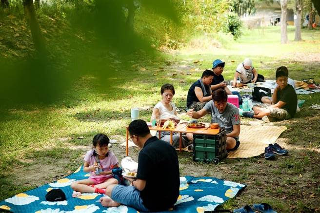 台东慢食节首度移师关山，配合儿童节将主题订为「童趣餐桌」，活动涌现大量人潮。（读者提供／蔡旻妤台东传真）