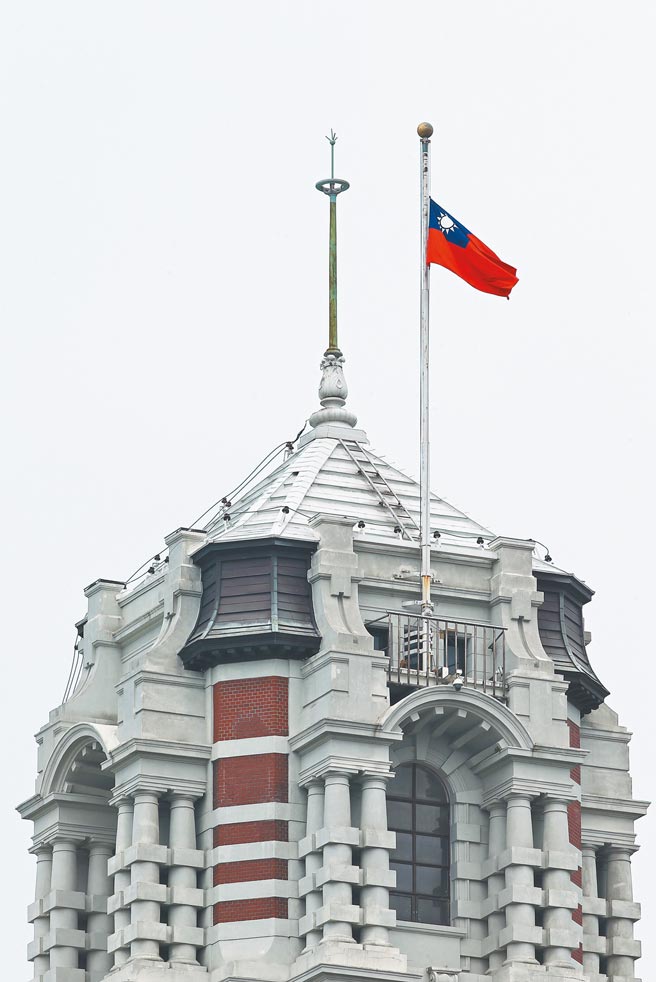 台铁太鲁阁号列车事故造成重大伤亡，行政院宣布，自4月3日起全国降半旗3天，以示悼念。图为总统府3日降半旗，悼念51名遇难者。（陈怡诚摄）