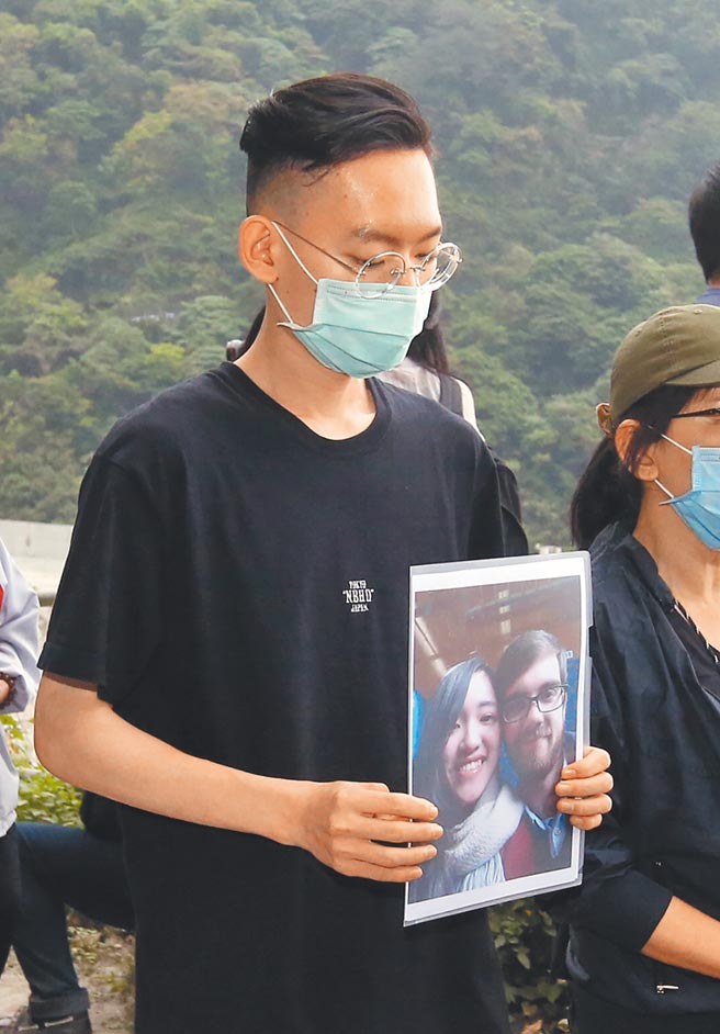 台鐵408車次太魯閣號在花蓮清水隧道發生嚴重出軌事故造成嚴重傷亡慘劇，花蓮縣政府3日帶領罹難者家屬前往現場完成招魂儀式，有親友帶著照片前來，場面哀傷。（趙雙傑攝）