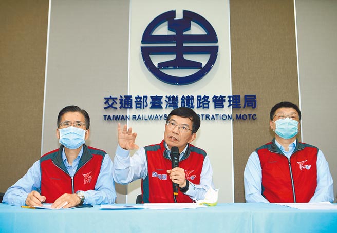 交通部政務次長王國材（中）說，過去防止外物入侵都在平交道或邊坡，未來怎麼對類似事故地點做管理，或容易被惡意攻擊的基礎設施，會檢討加強。圖右為台鐵局副局長杜微。左為法務部檢察司長林錦村。（陳怡誠攝）