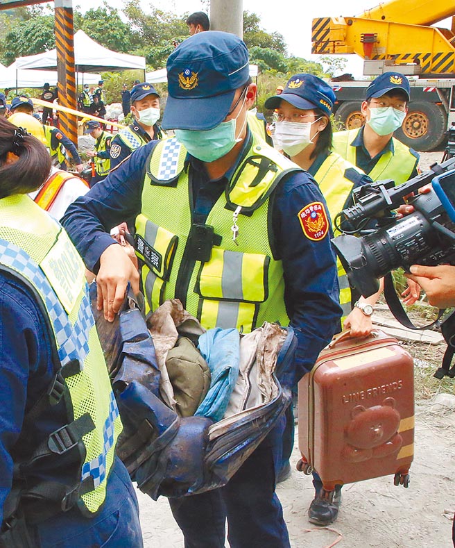 台鐵408車次太魯閣號在花蓮清水隧道發生嚴重出軌事故造成嚴重傷亡慘劇。（趙雙傑攝）