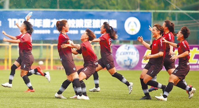 台湾师大前锋王羿婷（左三）在大专联赛女一级冠军战踢进致胜PK，队友纷纷衝入场内庆祝。（李弘斌摄）