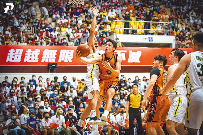 領航猿後衛施晉堯持球切入禁區準備上籃，遭到夢想家後衛錢肯尼貼身防守。（PLG提供）