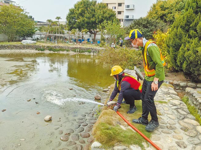 古蹟社口林宅30多年最严峻乾涸鱼群命危，派员取用营建工地地下水，驰援补充水源。（台中市环保局提供／陈淑芬台中传真）