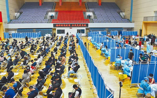 北京市疫苗接种人数已突破千万。图为3月20日中国地质大学师生正在接种新冠疫苗。（中新社）