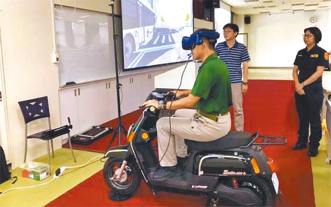 中华大学研发「虚拟实境操作及模拟道路驾驶机车安全驾驶教育训练系统」，学生透过VR体验真实临场感，让交通宣导变的有趣。（中华大学提供／陈育贤新竹传真）