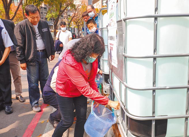 勤美集团提供地下水供市民取水，一同为节水尽份心力。（台中市政府提供／陈世宗台中传真）