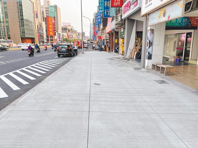 高市府工务局完成中山路两侧的实体人行道，除了让店家恢復正常营运，也让民眾拥有更安全的交通环境。（洪浩轩摄）
